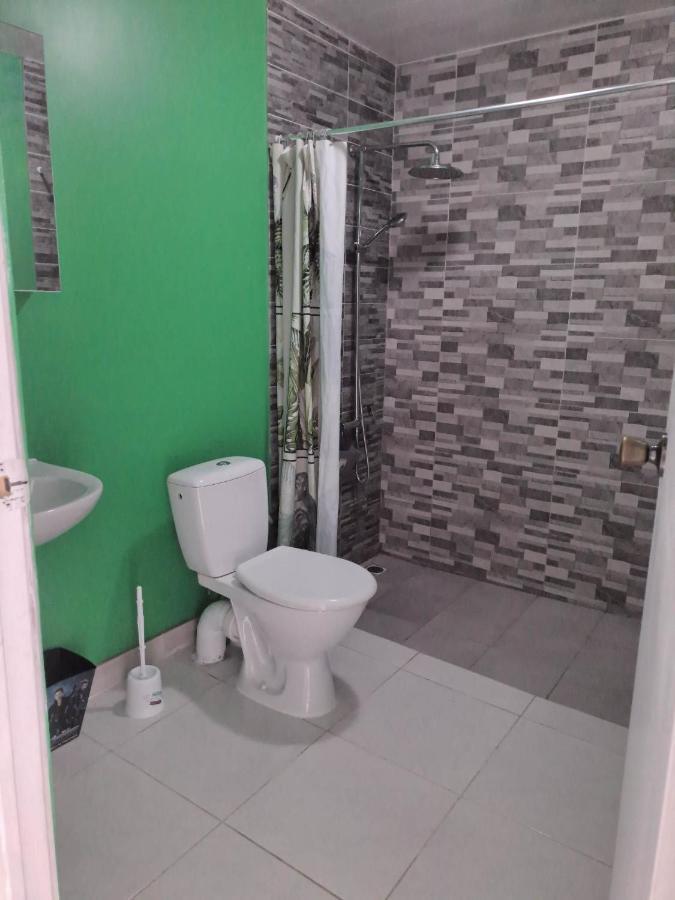 Laure Hebergement Loue Des Lits En Dortoir Hostel Faaa Luaran gambar