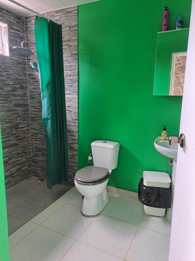 Laure Hebergement Loue Des Lits En Dortoir Hostel Faaa Luaran gambar